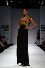 Model walks the ramp for Reyn Tandon Show at Wills Lifestyle India Fashion Week 2013 Day 3 in Mumbai on 15th March 2013 (97).JPG